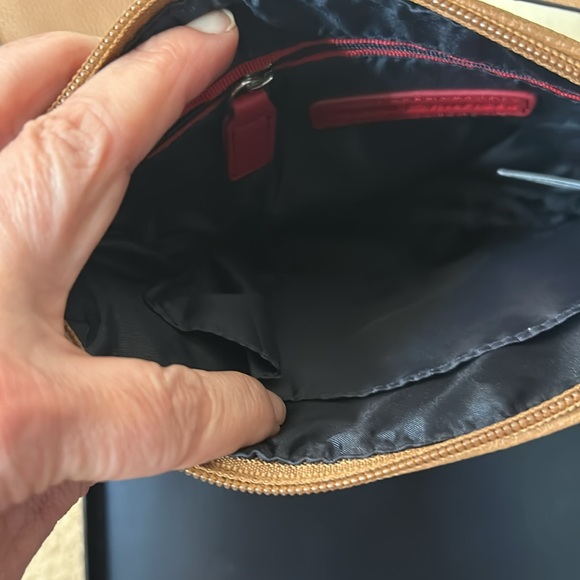 New without tags Tommy Hilfiger crossbody bag with cardholder. - Picture 3 of 6